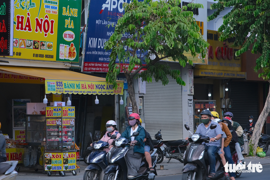Những con đường san sát bánh mì ở Sài Gòn - Ảnh 12.