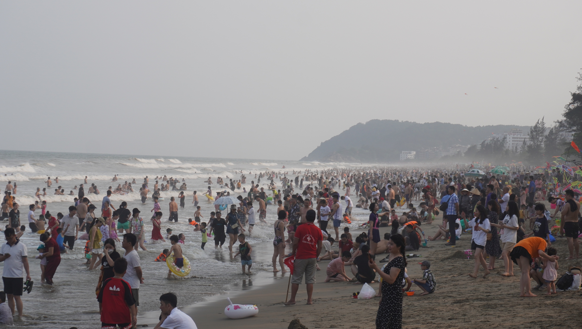Bãi biển Sầm Sơn ken đặc người trước giờ khai hội 2023 - Ảnh 1.