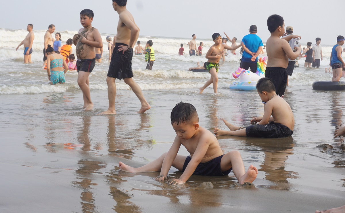 Bãi biển Sầm Sơn ken đặc người trước giờ khai hội 2023 - Ảnh 2.