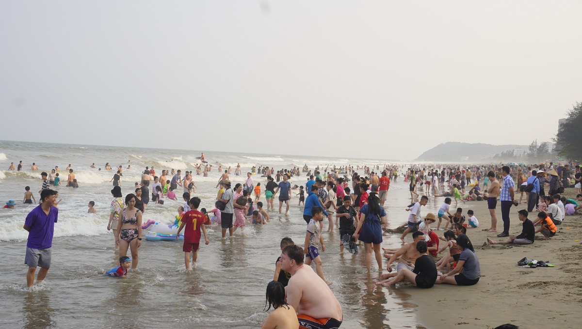 Bãi biển Sầm Sơn ken đặc người trước giờ khai hội 2023 - Ảnh 3.
