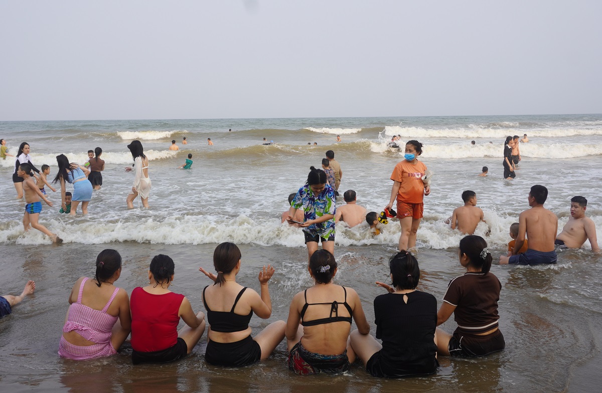 Bãi biển Sầm Sơn ken đặc người trước giờ khai hội 2023 - Ảnh 5.