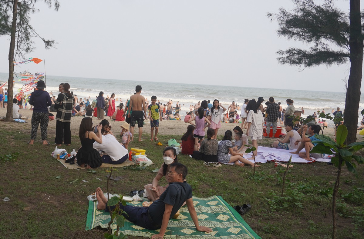 Bãi biển Sầm Sơn ken đặc người trước giờ khai hội 2023 - Ảnh 8.