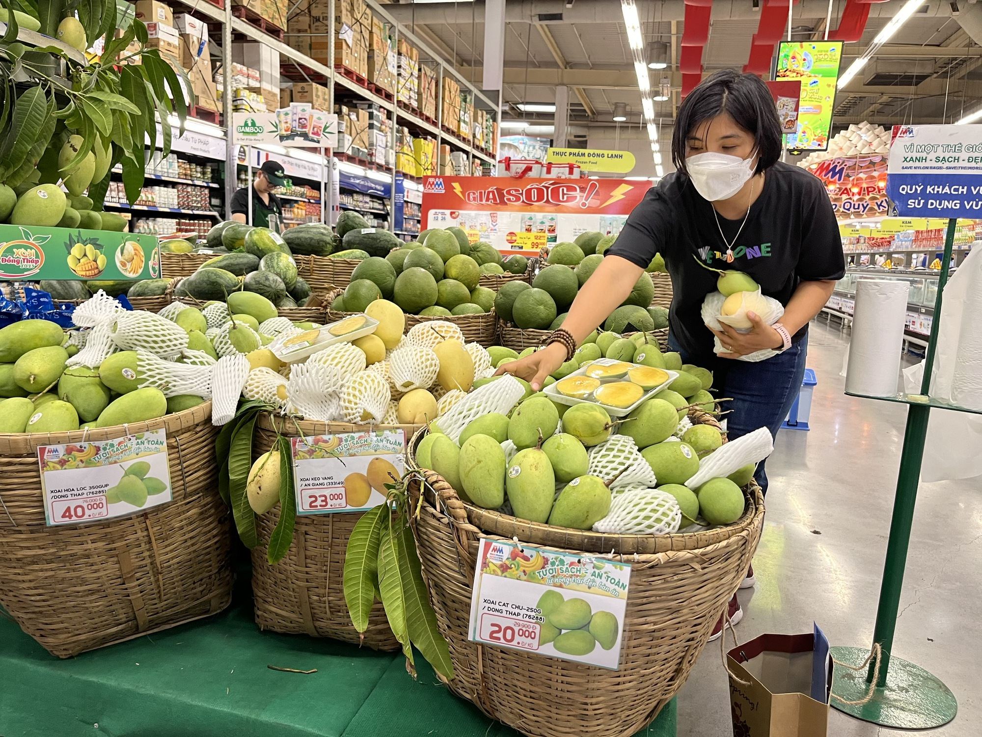 Giật mình” với giá xoài cát Hòa Lộc bán tại các siêu thị TP HCM - Ảnh 3.