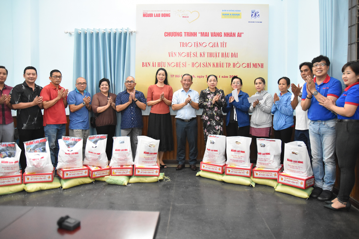 Mai Vang charity connects affection: Warming the hearts of artists - Photo 1. Mai Vàng nhân ái kết nối nghĩa tình: Ấm lòng văn nghệ sĩ - Ảnh 1.