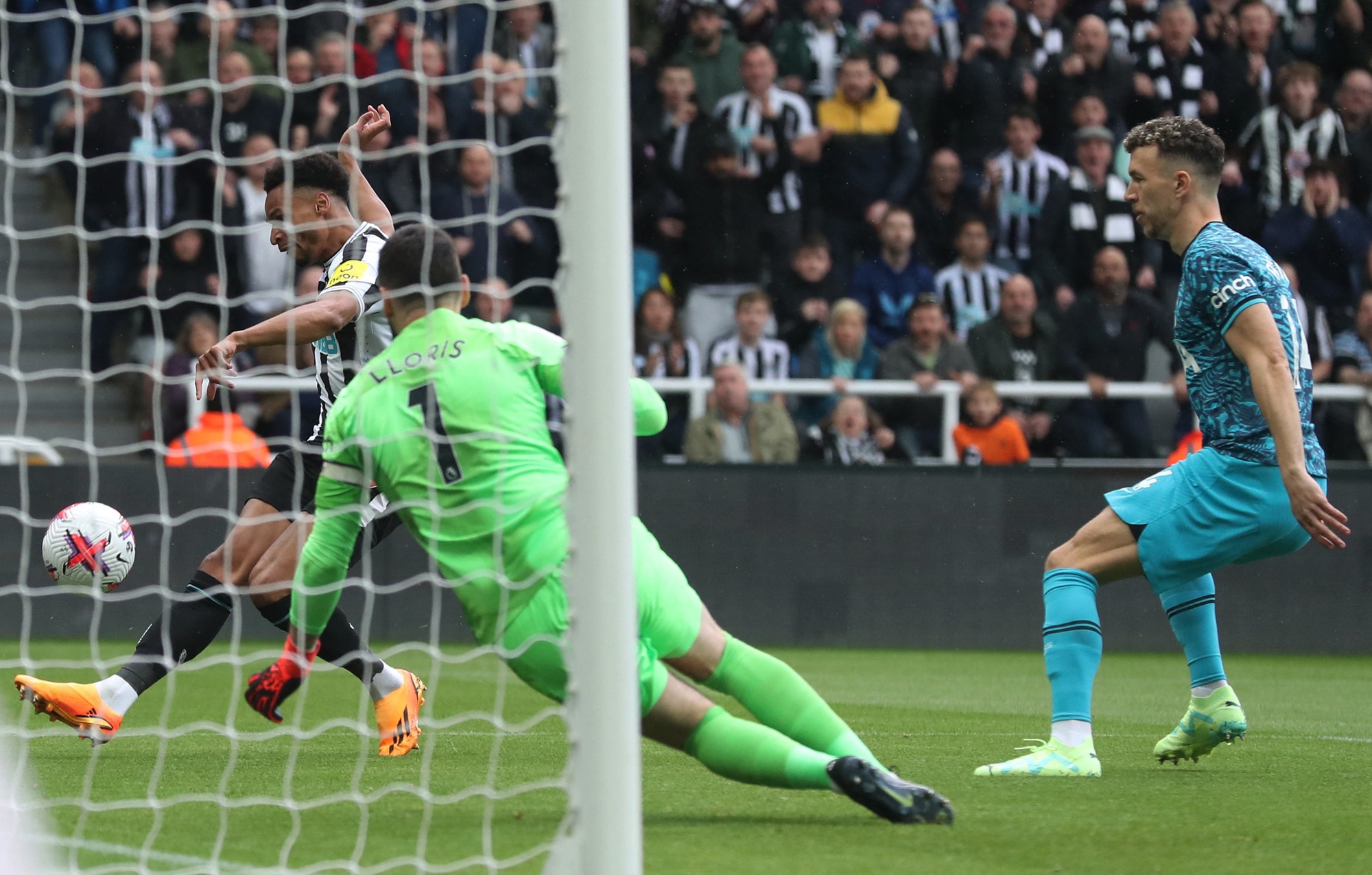 Thủng lưới 5 bàn trong 21 phút, Tottenham đại bại trước Newcastle - Ảnh 1.