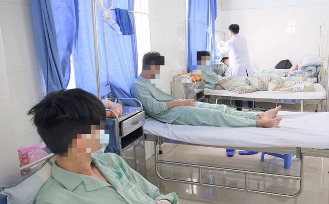 Nhiều học sinh bị ngộ độc thuốc lá điện tử, thuốc lá nung nóng - Ảnh 1. Nhiều học sinh bị ngộ độc thuốc lá điện tử, thuốc lá nung nóng - Ảnh 1.