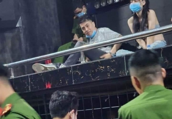 DJ Thái Hoàng bị bắt quả tang tàng trữ ma túy khi biểu diễn trong quán bar - Ảnh 1.
