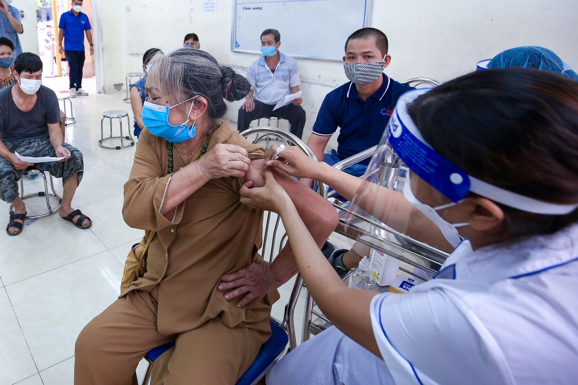 Quy định mới về việc đeo khẩu trang phòng COVID-19 - Ảnh 1. Quy định mới về việc đeo khẩu trang phòng COVID-19 - Ảnh 1.