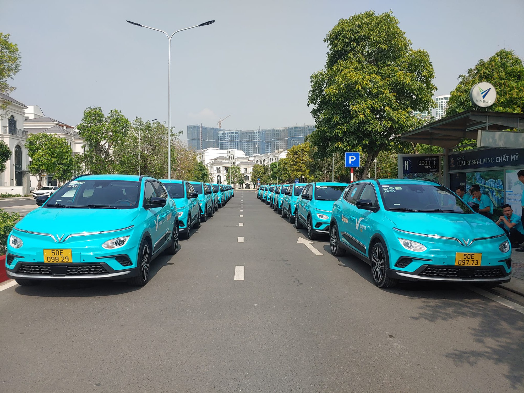 Cận cảnh hàng trăm  taxi điện của tỉ phú Phạm Nhật Vượng tại TP HCM - Ảnh 2.