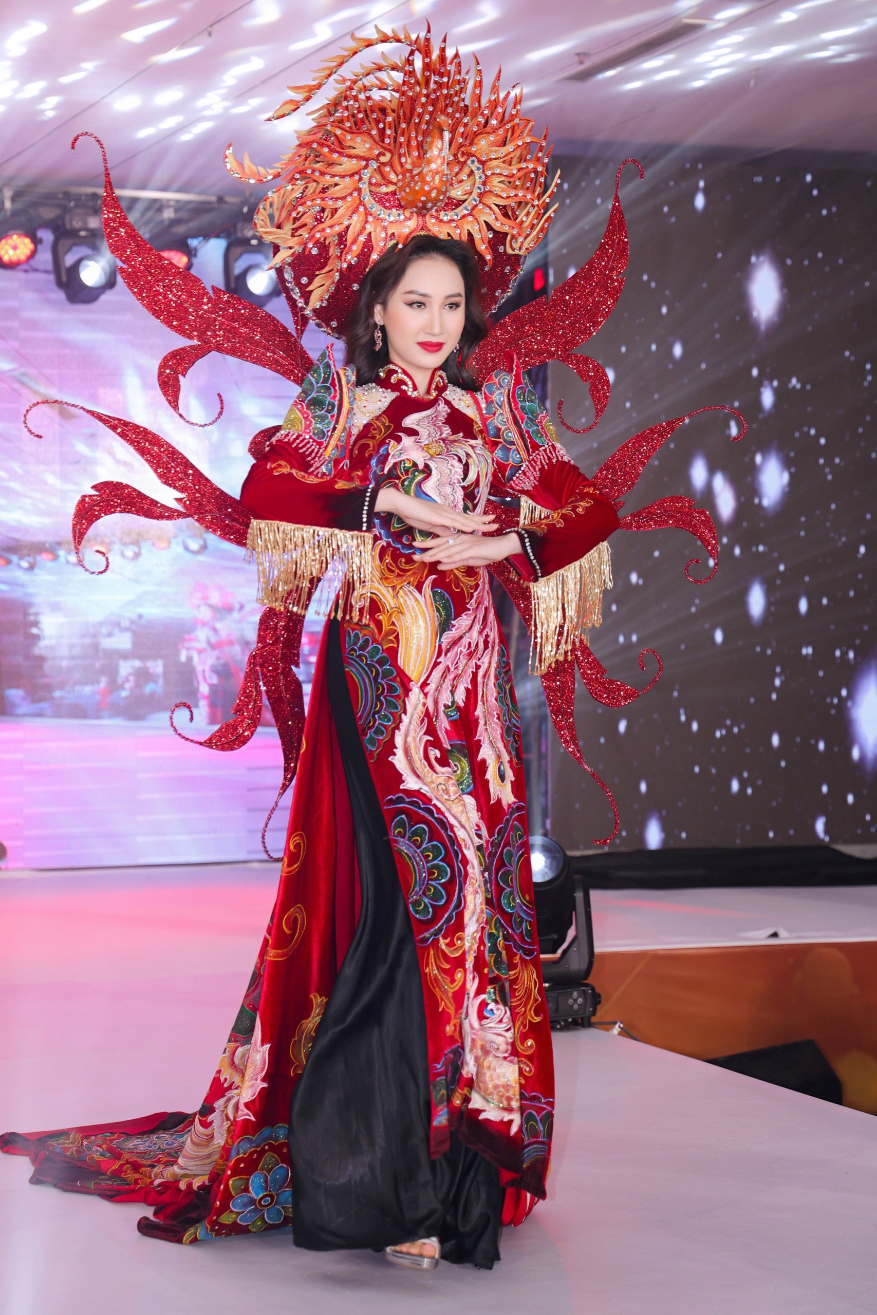 Designer Tommy Nguyen donates clothes for charity auction - Photo 3. NTK Tommy Nguyễn tặng trang phục bán đấu giá từ thiện - Ảnh 3.