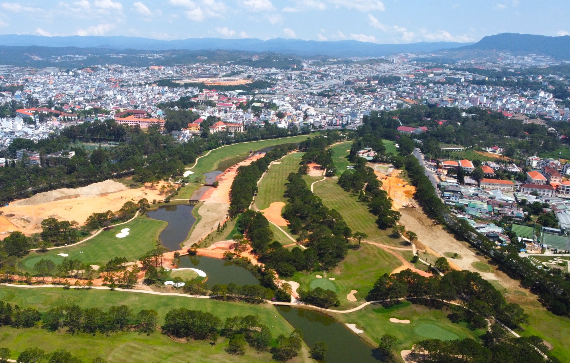 Cận cảnh hiện trạng khu đất vàng sân golf Đồi Cù giữa lòng Đà Lạt - Ảnh 5.