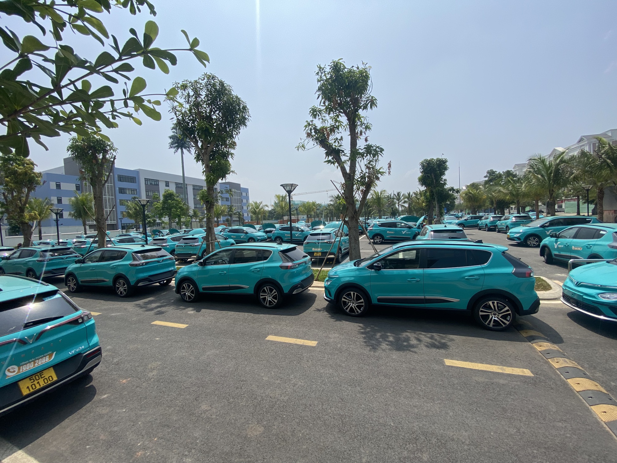 Cận cảnh hàng trăm  taxi điện của tỉ phú Phạm Nhật Vượng tại TP HCM - Ảnh 3.