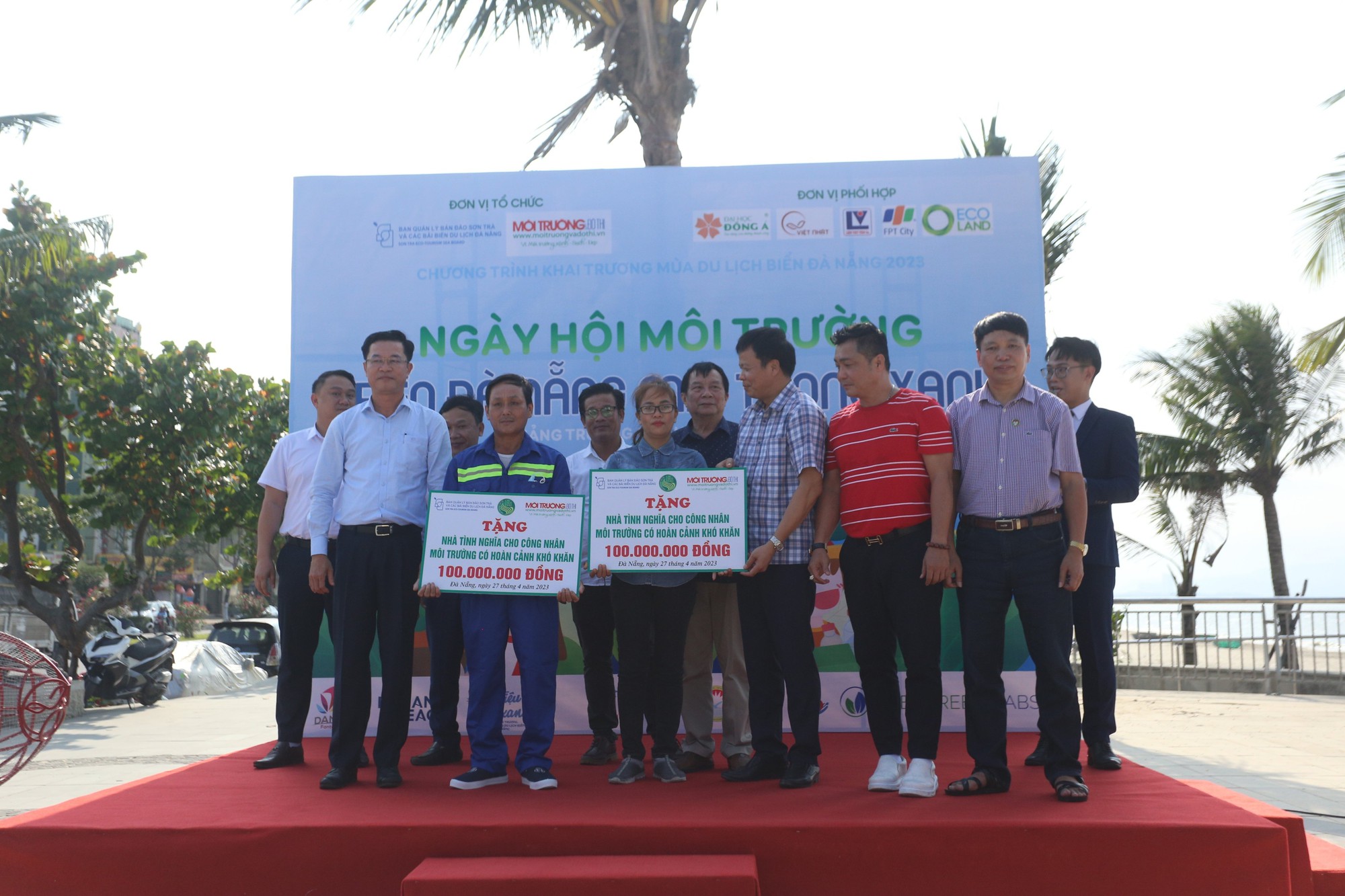 500 người tham gia nhặt rác ở bãi biển Đà Nẵng - Ảnh 4. 500 người tham gia nhặt rác ở bãi biển Đà Nẵng - Ảnh 4.
