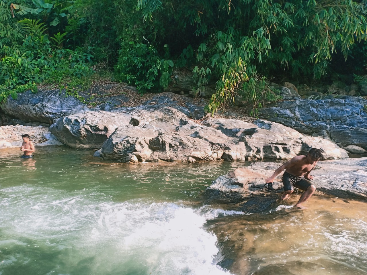 Hình ảnh cá chết nổi đầy trên 1 con sông ở Quảng Nam - Báo Người ...