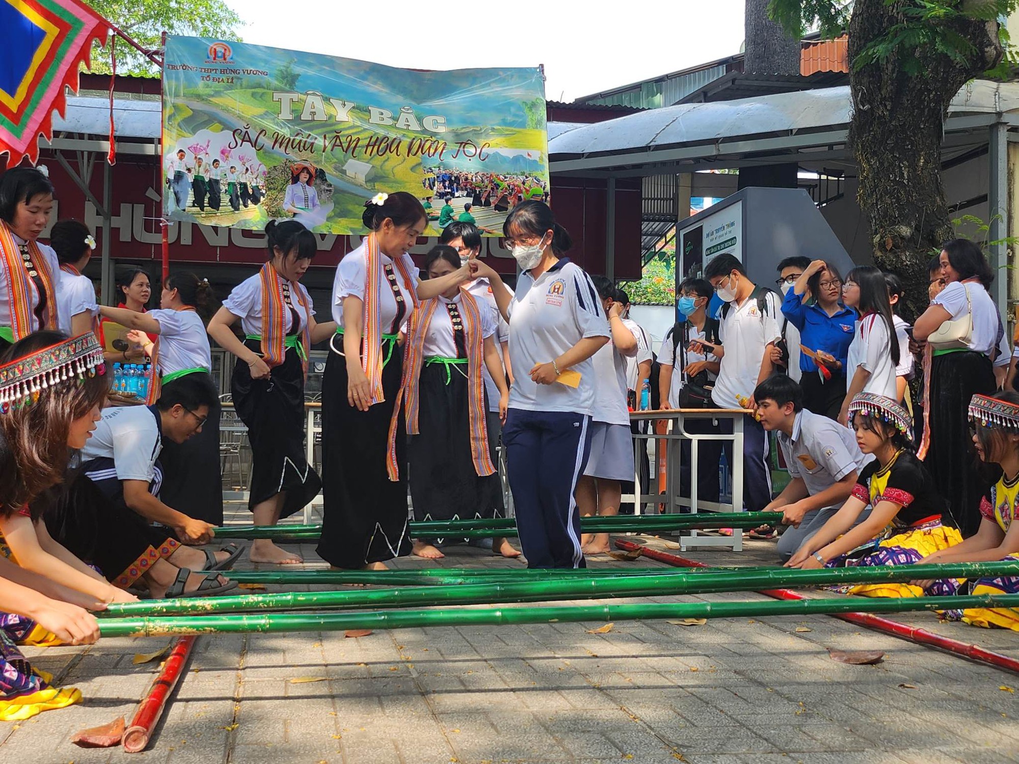 Độc đáo 2.000 học sinh Trường THPT Hùng Vương làm đại sứ du lịch   - Ảnh 1.