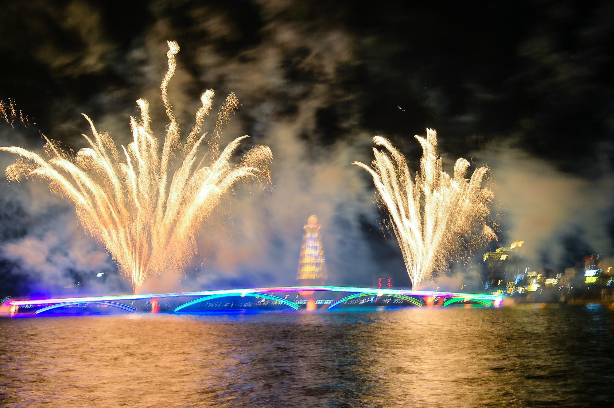 Biển người đổ về Công viên Văn Lang xem bắn pháo hoa mừng ngày Giỗ tổ - Ảnh 4.