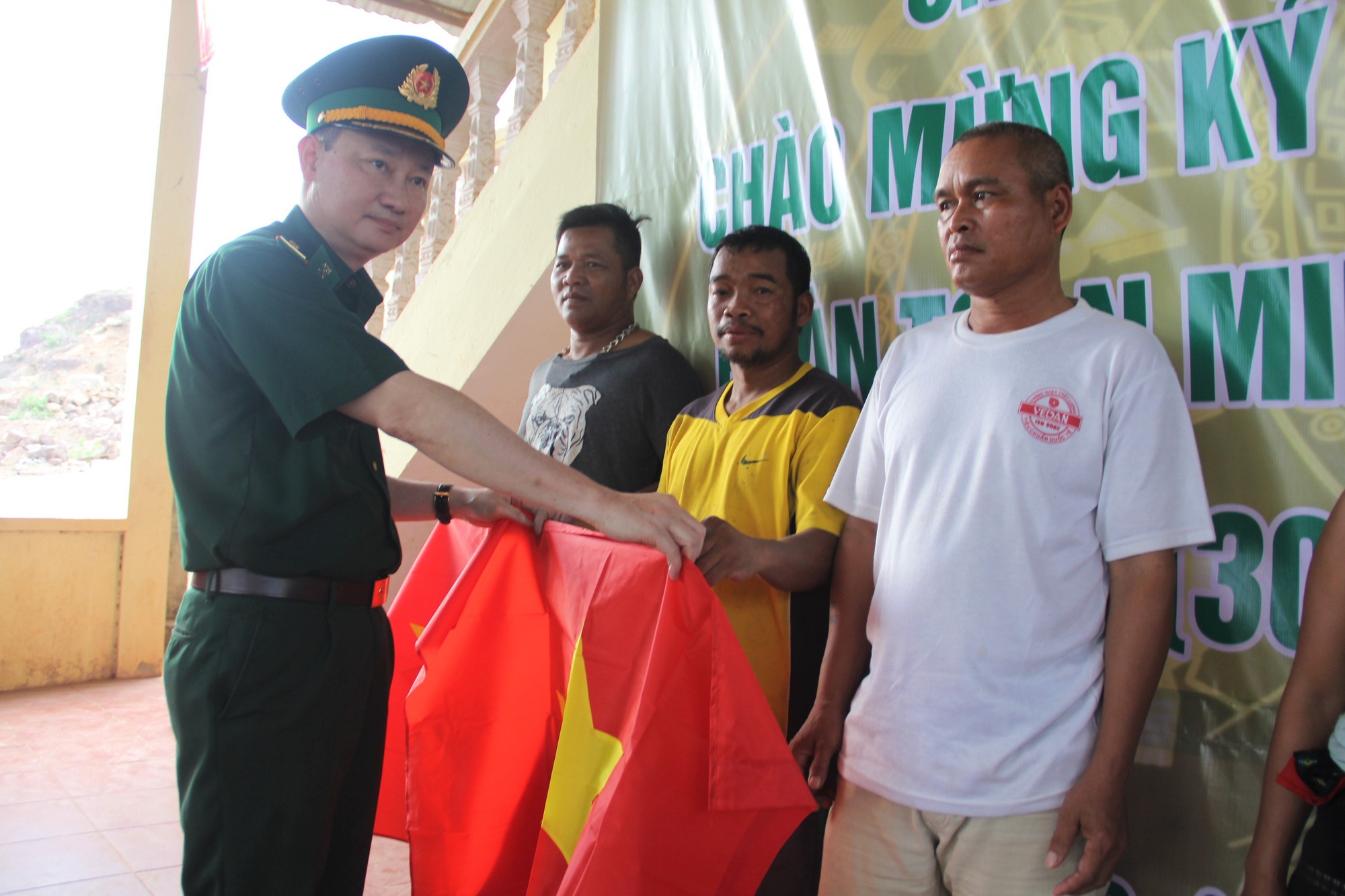 Trao 10.000 lá cờ Tổ quốc cho người dân vùng biên tỉnh Quảng Trị - Ảnh 2.