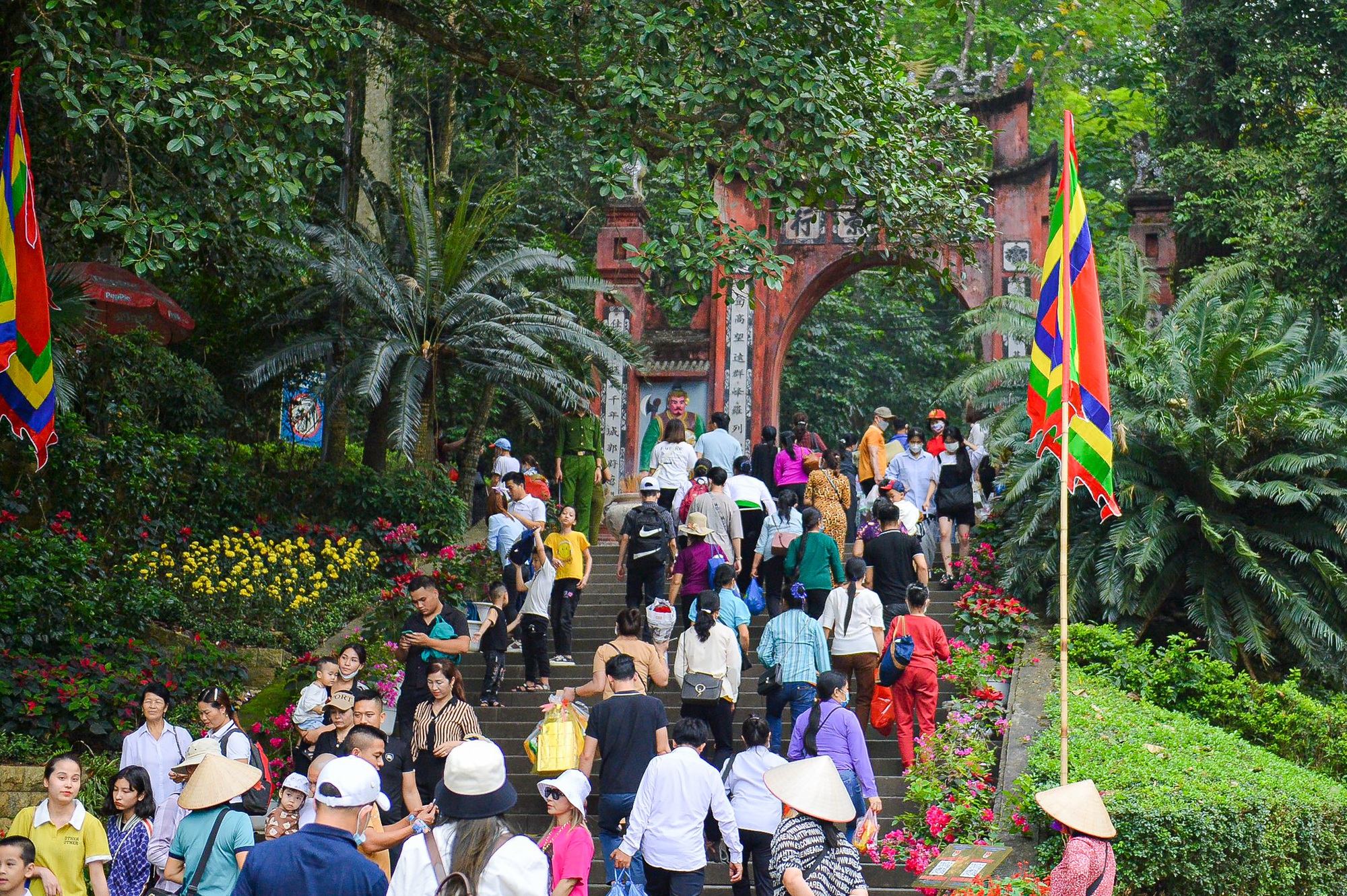 Những hình ảnh Chủ tịch nước Võ Văn Thưởng dâng hương ngày Giỗ Tổ Hùng Vương - Ảnh 13.