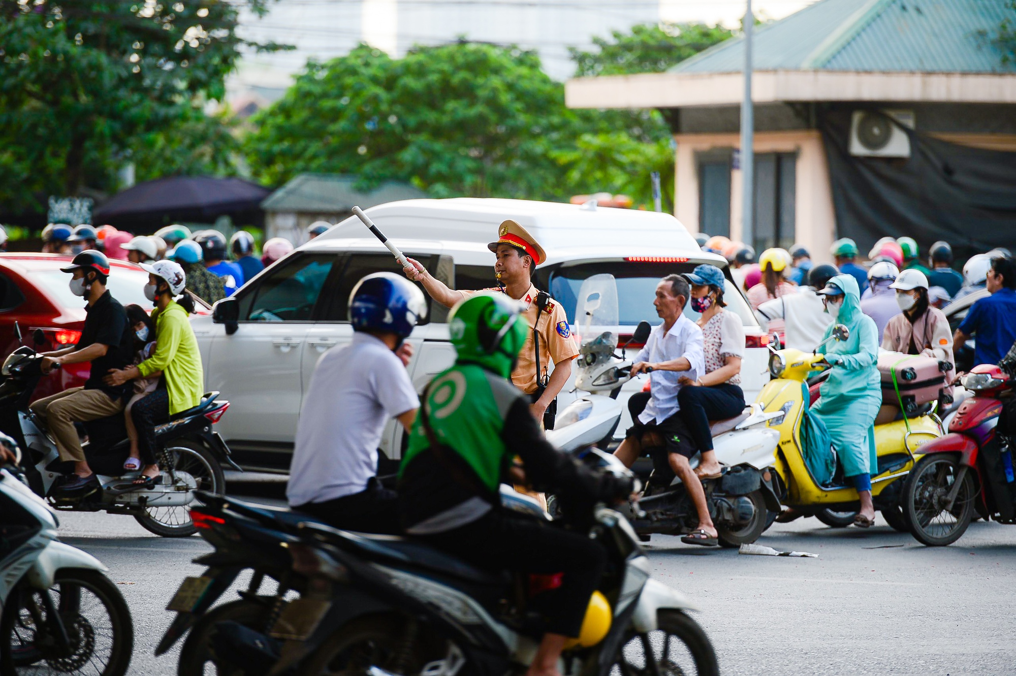 Người dân đổ về quê, cửa ngõ Hà Nội ùn tắc kéo dài - Ảnh 12.