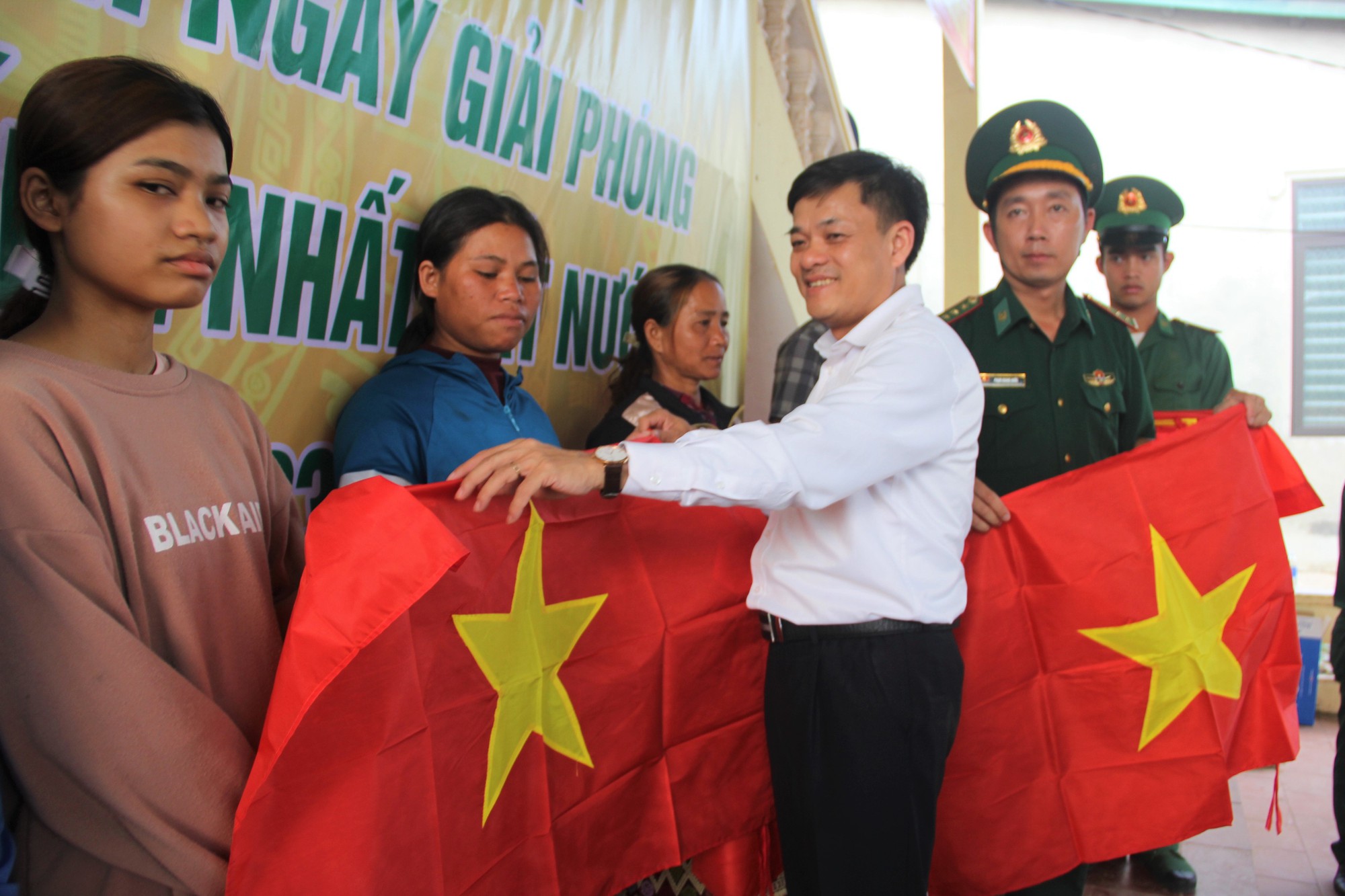 Trao 10.000 lá cờ Tổ quốc cho người dân vùng biên tỉnh Quảng Trị - Ảnh 3.