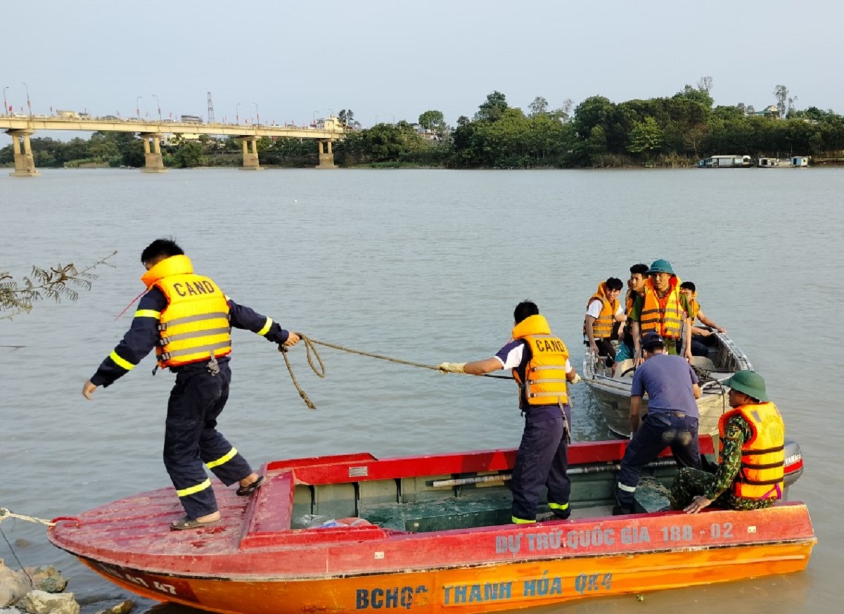 Bỏ lại xe đạp và đôi dép trên bờ, nam thanh niên nhảy cầu tự tử - Ảnh 1.