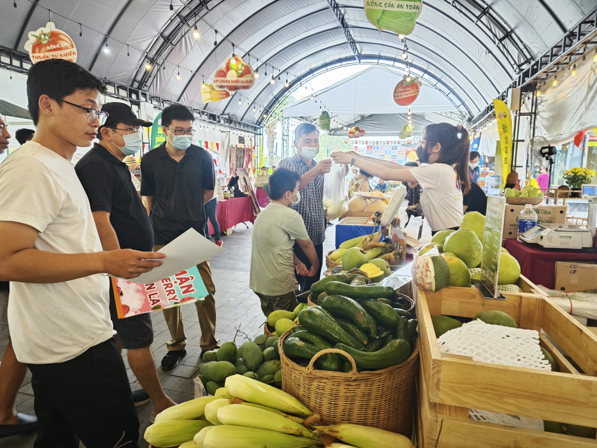 Háo hức thử đặc sản tại lễ hội đang diễn ra tại Gigamall - Ảnh 13.