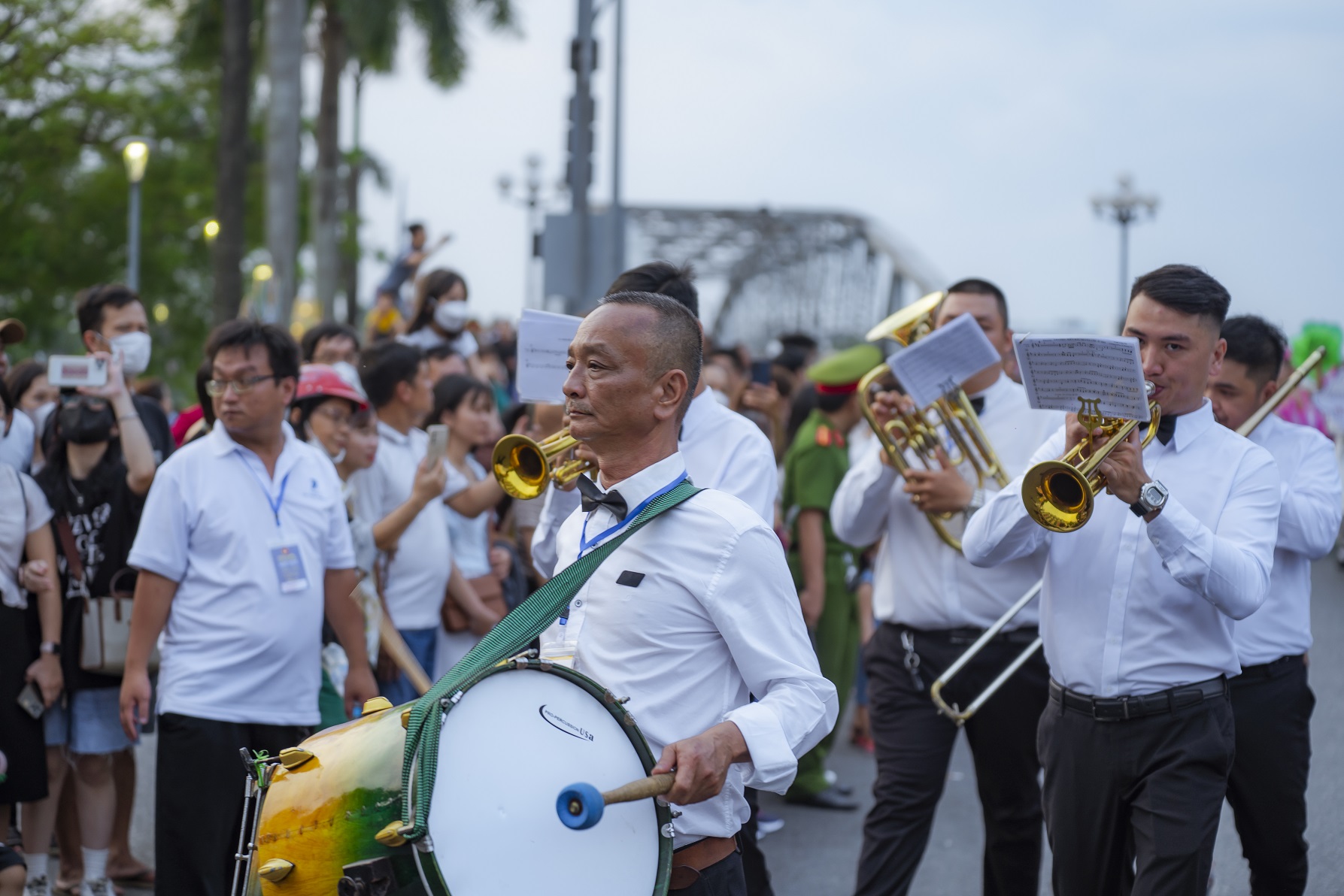 Nhiều người chen chân xem quảng diễn nghệ thuật ở Huế - Ảnh 3.