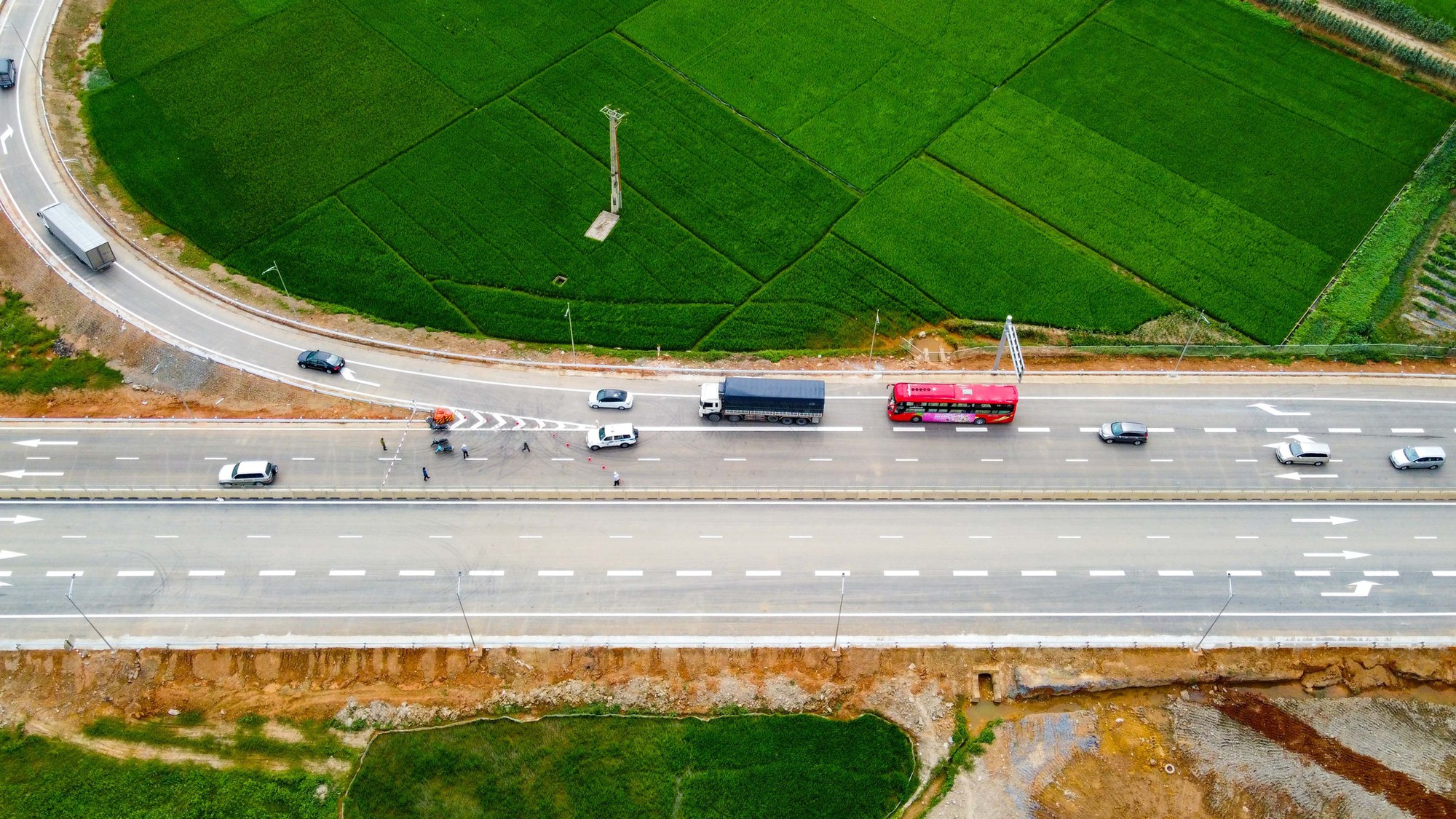 Cận cảnh cao tốc 12.000 tỉ đồng Mai Sơn - Quốc lộ 45 chính thức đưa vào khai thác - Ảnh 3.