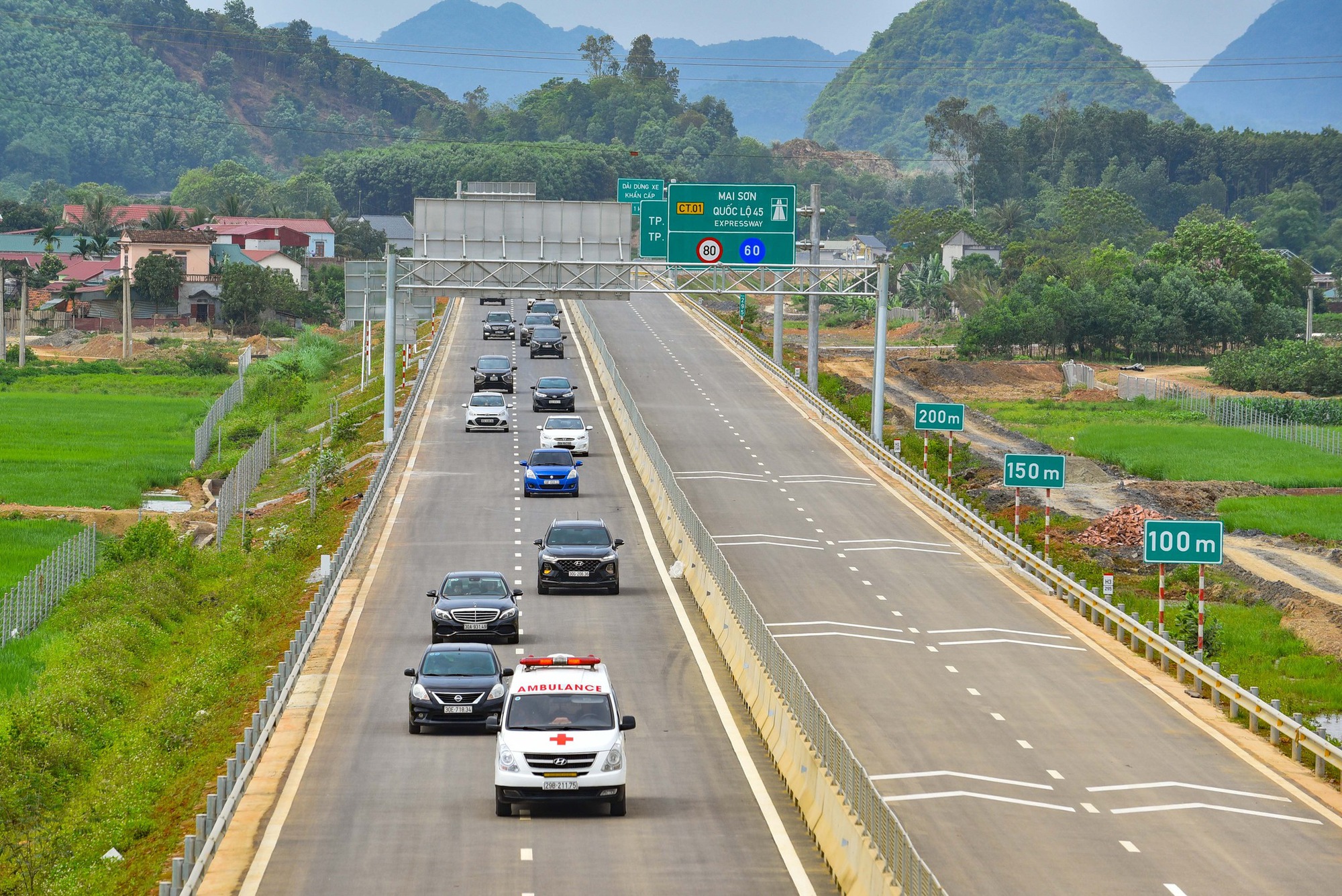 Cận cảnh cao tốc 12.000 tỉ đồng Mai Sơn - Quốc lộ 45 chính thức đưa vào khai thác - Ảnh 1.