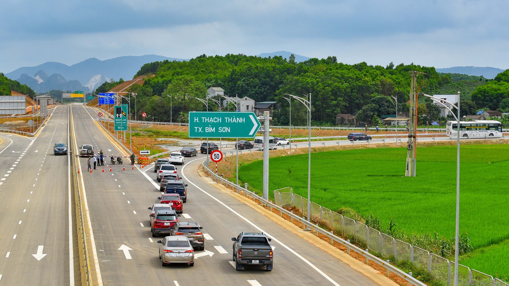 Cận cảnh cao tốc 12.000 tỉ đồng Mai Sơn - Quốc lộ 45 chính thức đưa vào khai thác - Ảnh 4.
