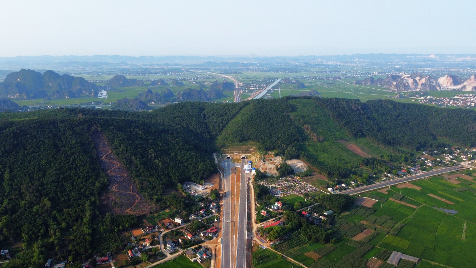 Cận cảnh cao tốc 12.000 tỉ đồng Mai Sơn - Quốc lộ 45 chính thức đưa vào khai thác - Ảnh 12.