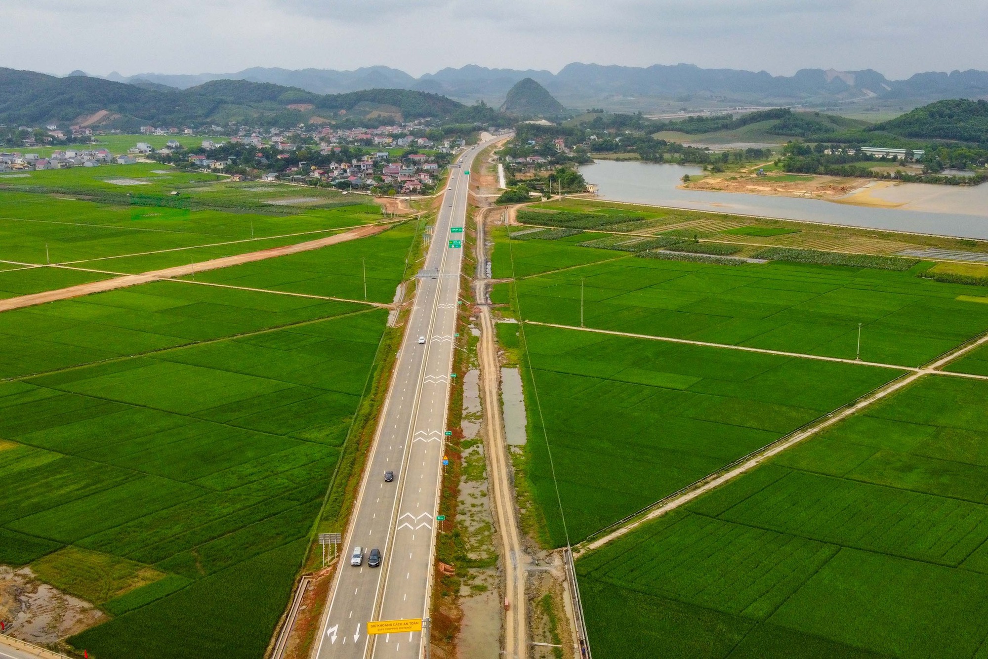 Cận cảnh cao tốc 12.000 tỉ đồng Mai Sơn - Quốc lộ 45 chính thức đưa vào khai thác - Ảnh 7.