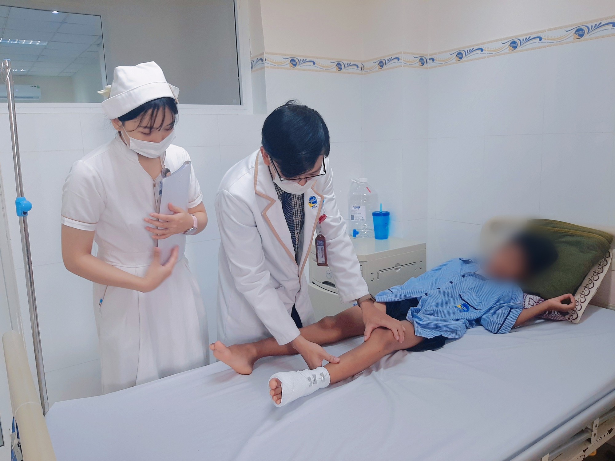 Bé trai bị thanh sắt đâm xuyên bàn chân - Ảnh 3. Bé trai bị thanh sắt đâm xuyên bàn chân - Ảnh 3.