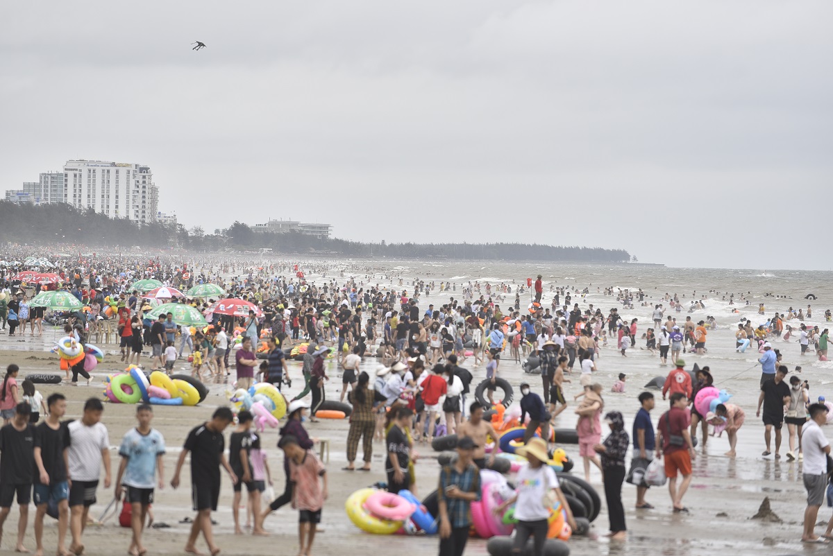 Hình ảnh biển Sầm Sơn ngày nghỉ lễ đầu tiên - Báo Người lao động