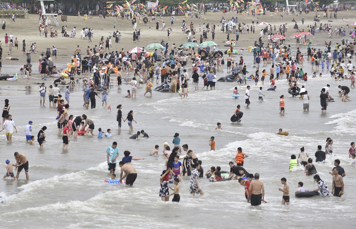 Hình ảnh biển Sầm Sơn ngày nghỉ lễ đầu tiên - Báo Người lao động