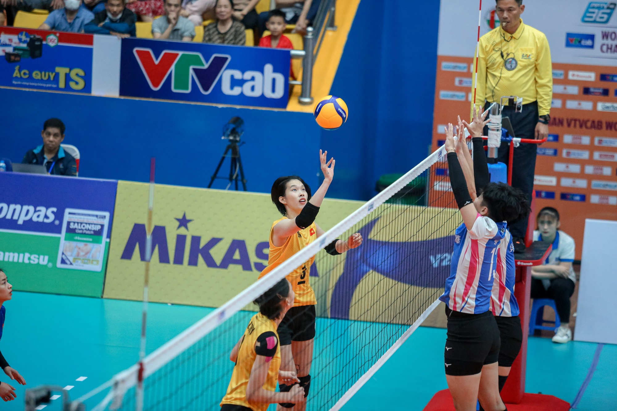Toàn thắng vòng bảng, tuyển bóng chuyền nữ Việt Nam đoạt vé bán kết AVC Cup - Ảnh 1.
