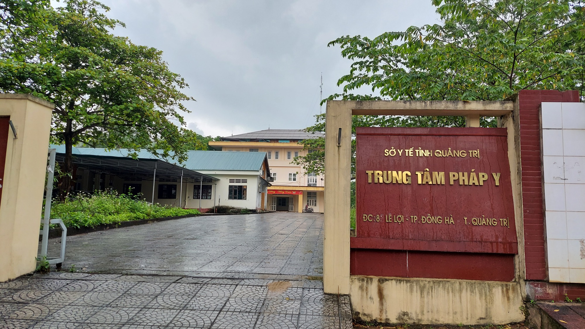 Tồn đọng hồ sơ giám định sau khi giám đốc Trung tâm pháp y Quảng Trị bị bắt - Ảnh 1.