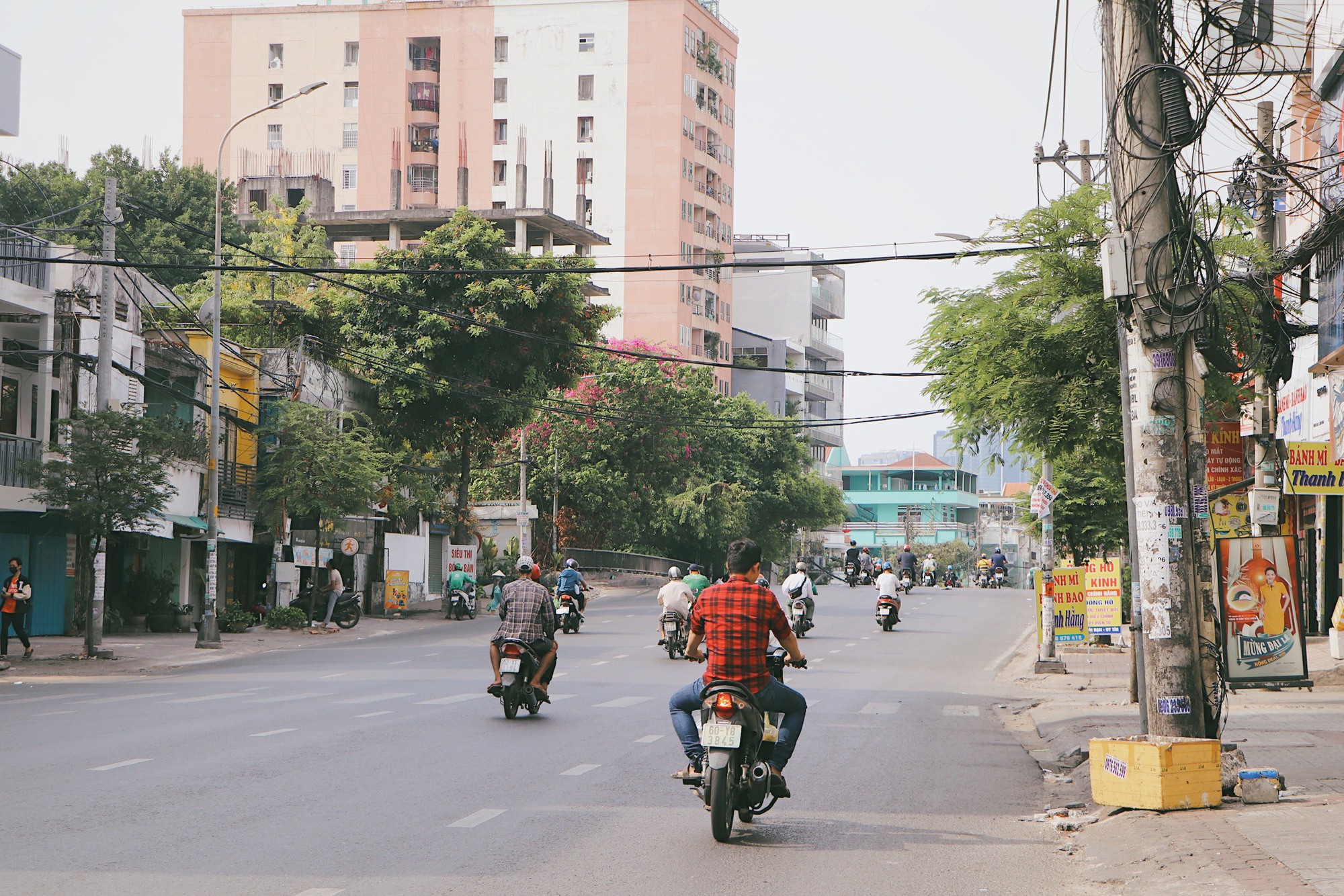 Nắng nóng, người dân TP HCM ngại ra đường  - Ảnh 6.