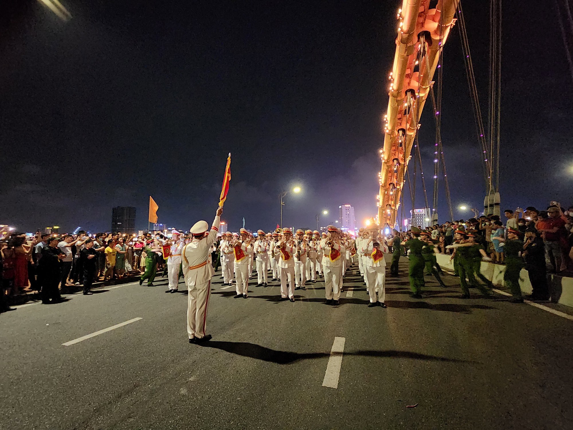 Đoàn nghi lễ Công an nhân dân biểu diễn trên đường phố Đà Nẵng - Ảnh 5.