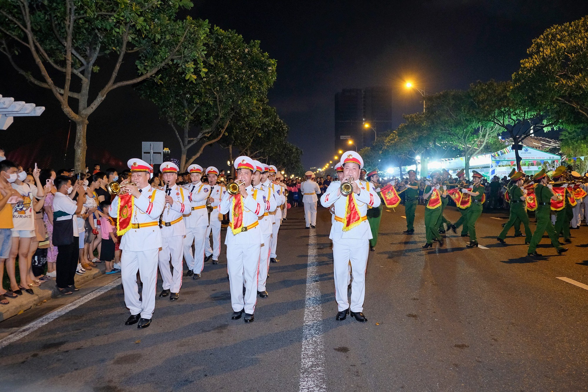 Đoàn nghi lễ Công an nhân dân biểu diễn trên đường phố Đà Nẵng - Ảnh 4.