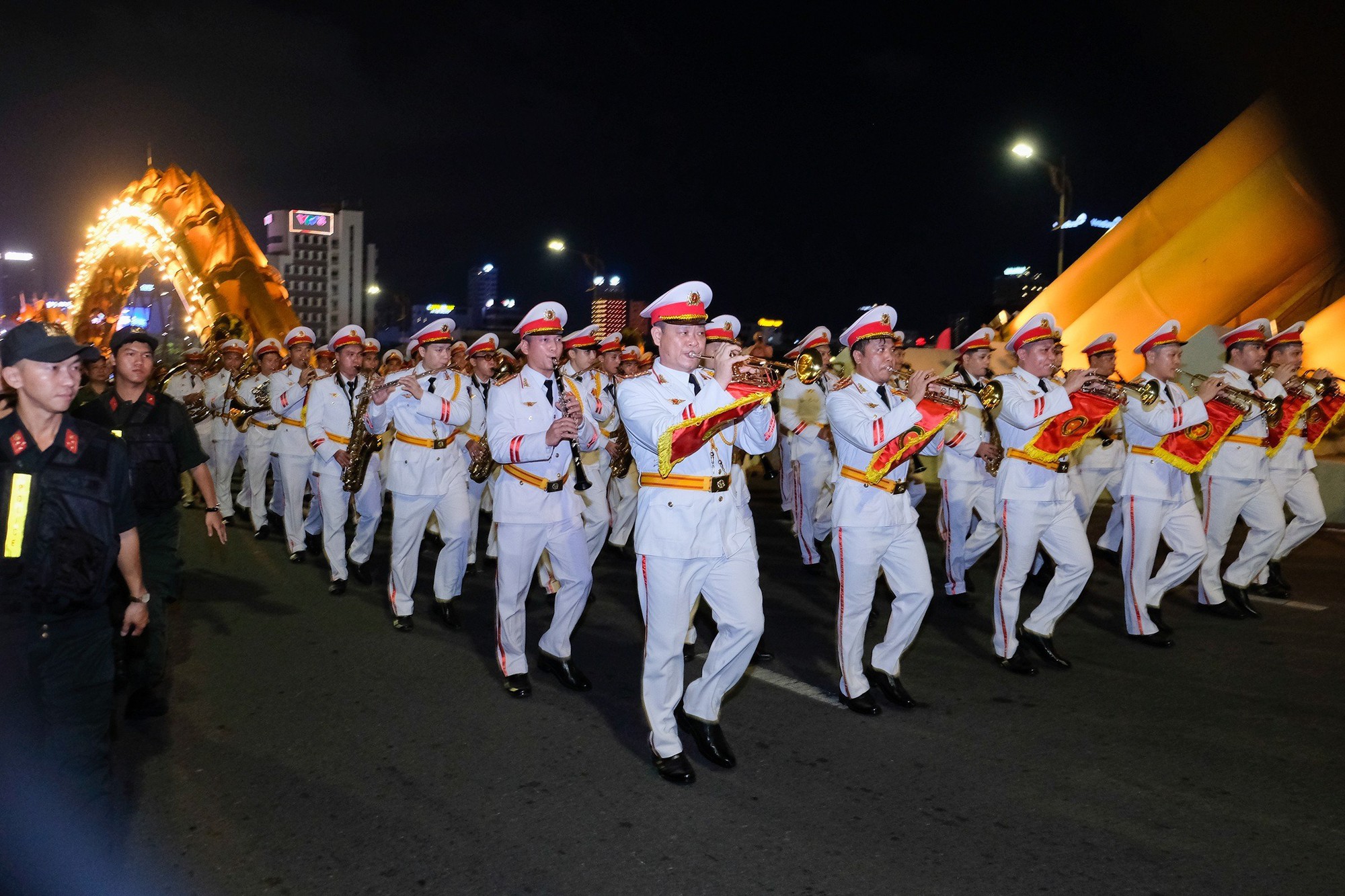 Đoàn nghi lễ Công an nhân dân biểu diễn trên đường phố Đà Nẵng - Ảnh 2.