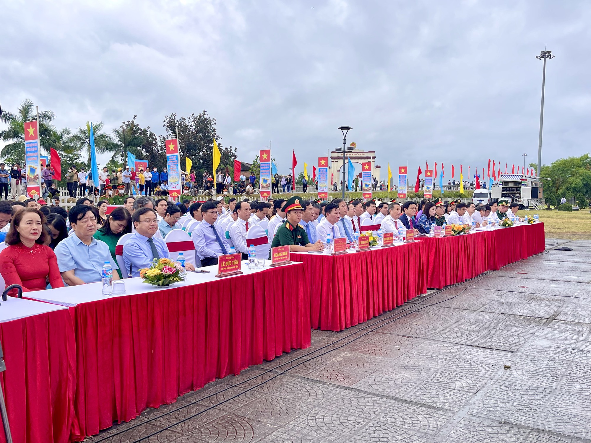 Xúc động lễ Thượng cờ Thống nhất non sông tại đôi bờ Hiền Lương - Bến Hải - Ảnh 3.