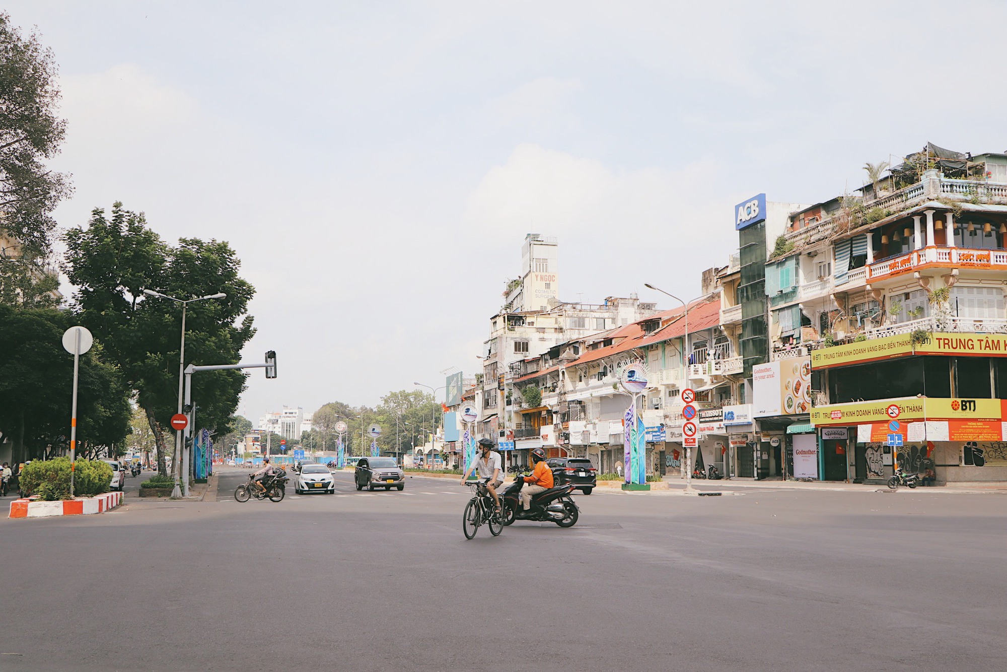 Nắng nóng, người dân TP HCM ngại ra đường  - Ảnh 8.