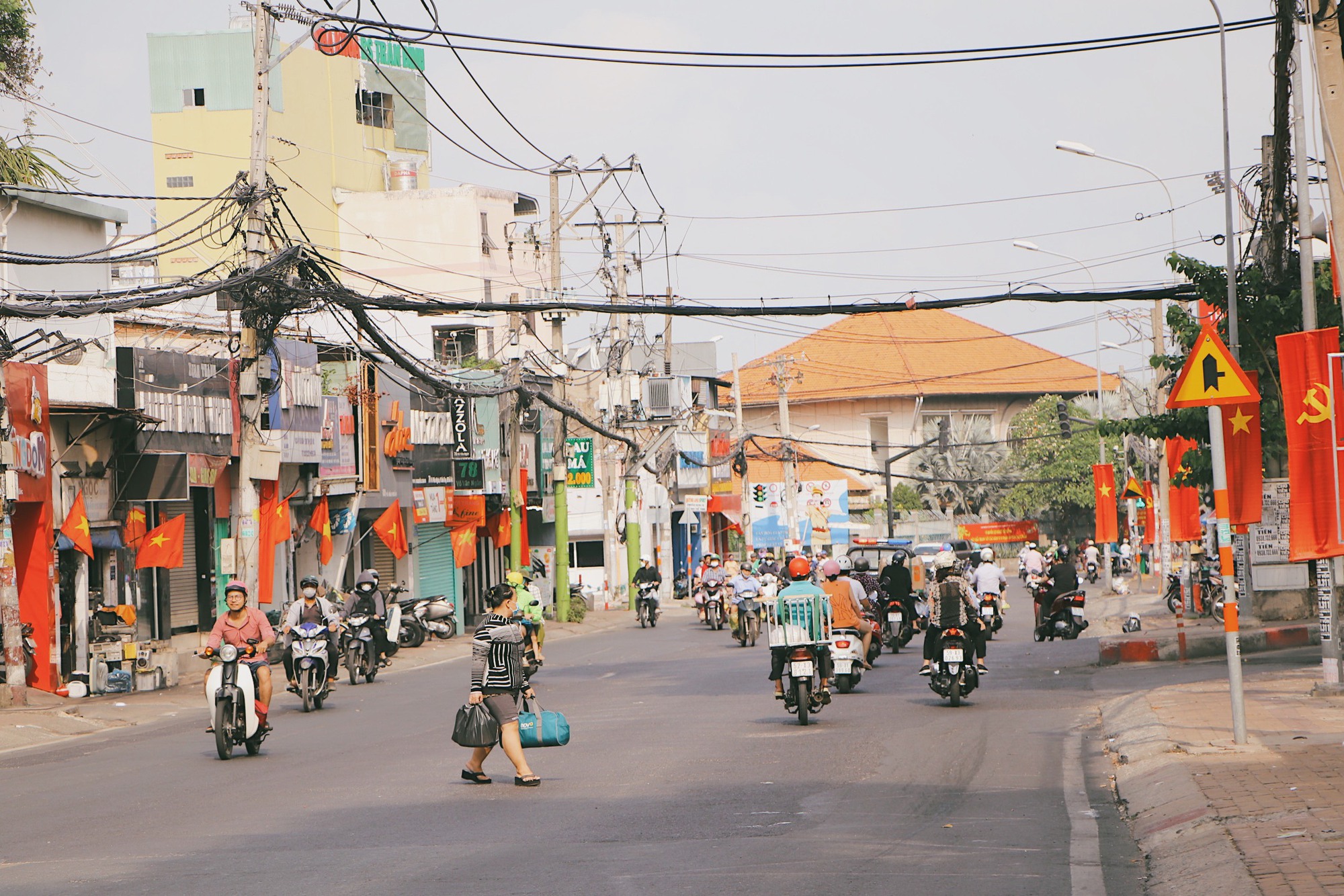 Nắng nóng, người dân TP HCM ngại ra đường  - Ảnh 4.