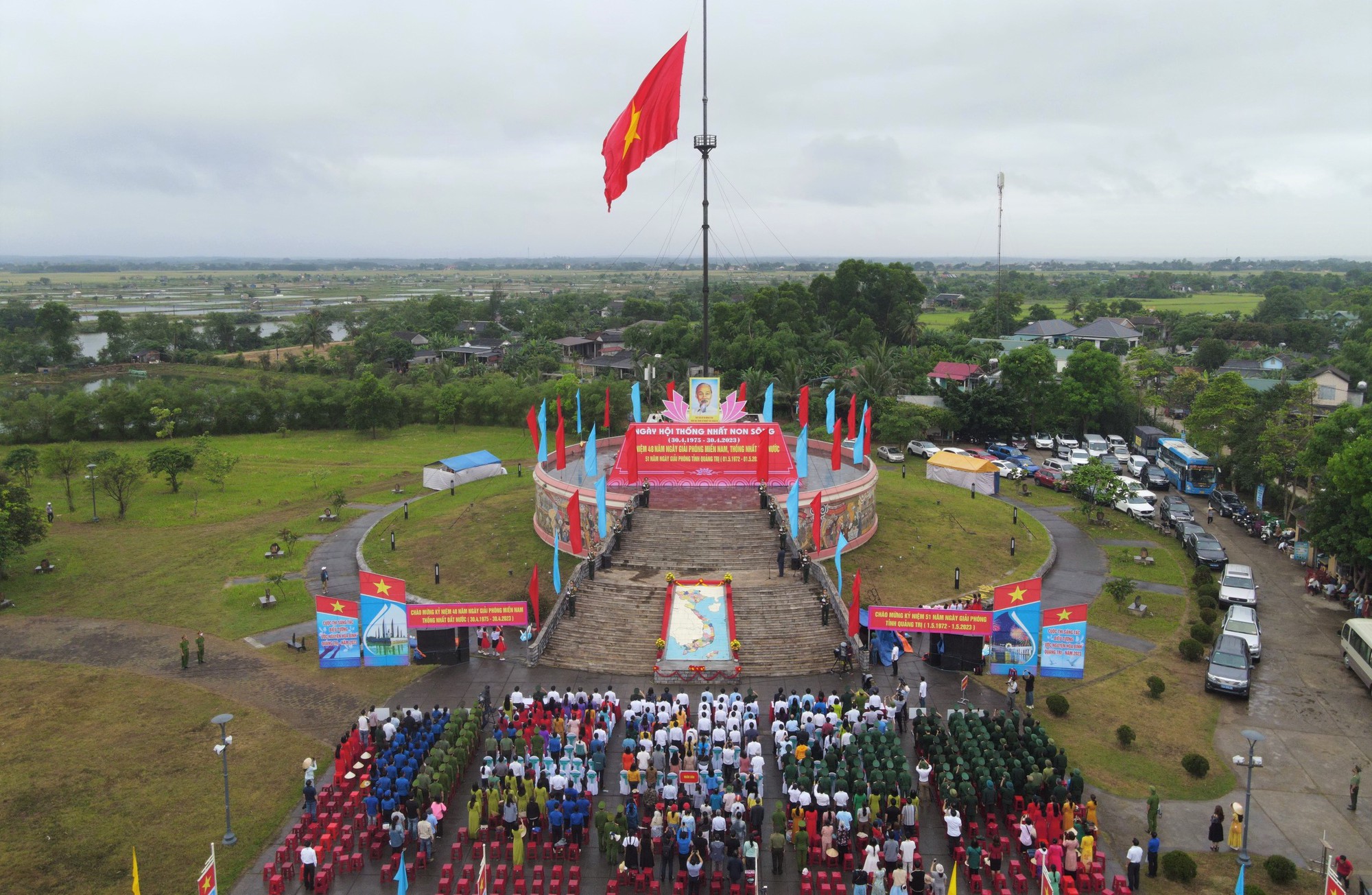 Xúc động lễ Thượng cờ Thống nhất non sông tại đôi bờ Hiền Lương - Bến Hải - Ảnh 1.