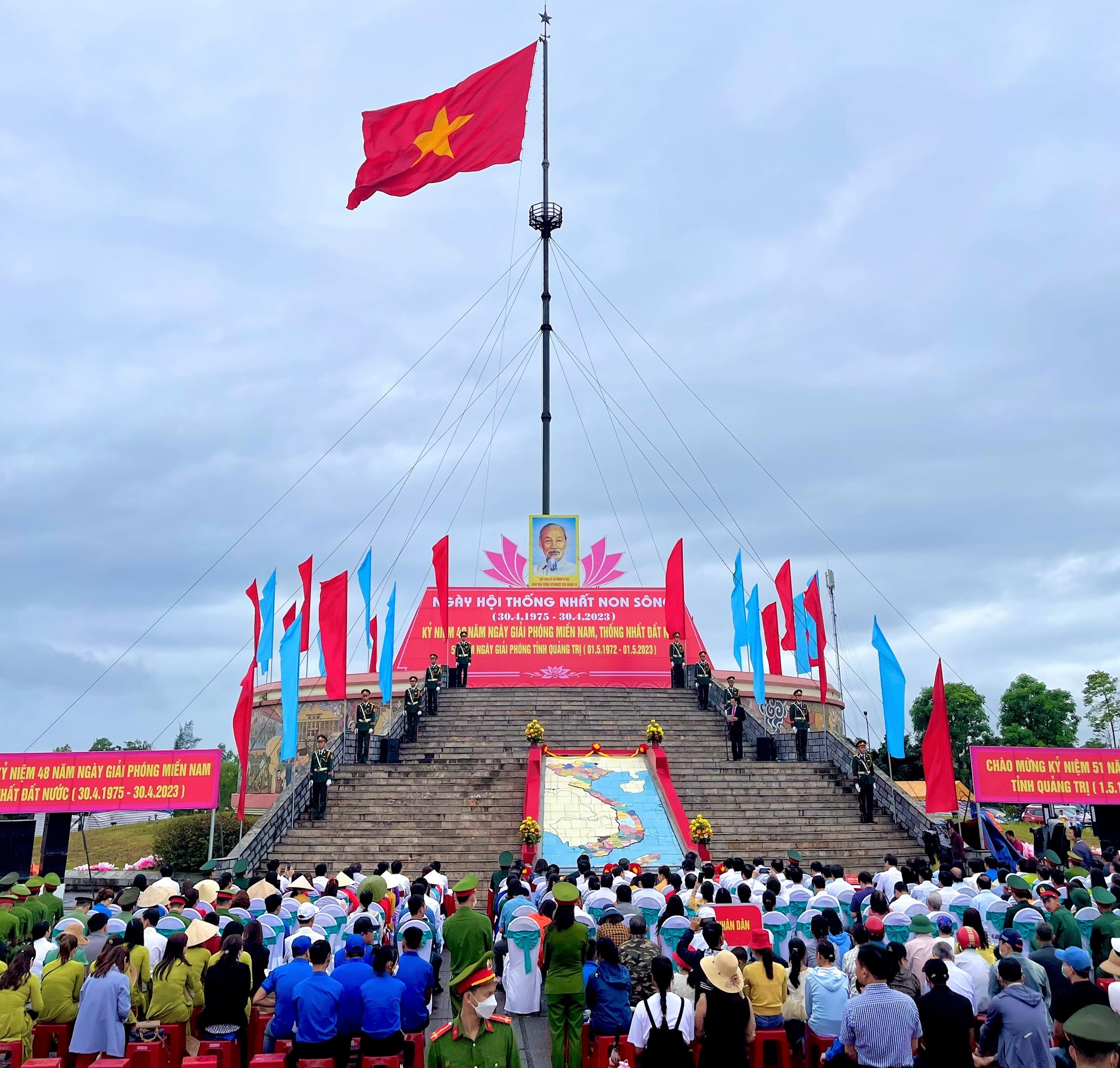 Xúc động lễ Thượng cờ Thống nhất non sông tại đôi bờ Hiền Lương - Bến Hải - Ảnh 2.