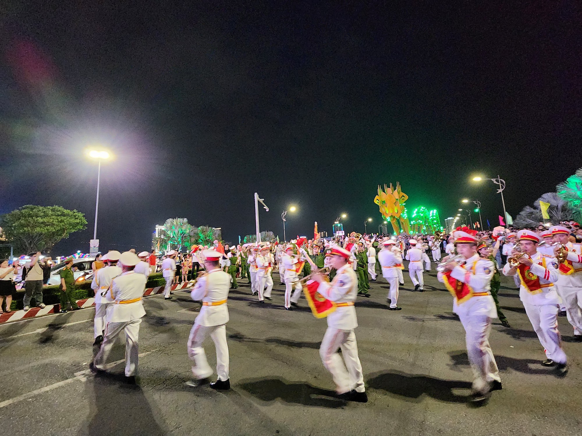 Đoàn nghi lễ Công an nhân dân biểu diễn trên đường phố Đà Nẵng - Ảnh 7.