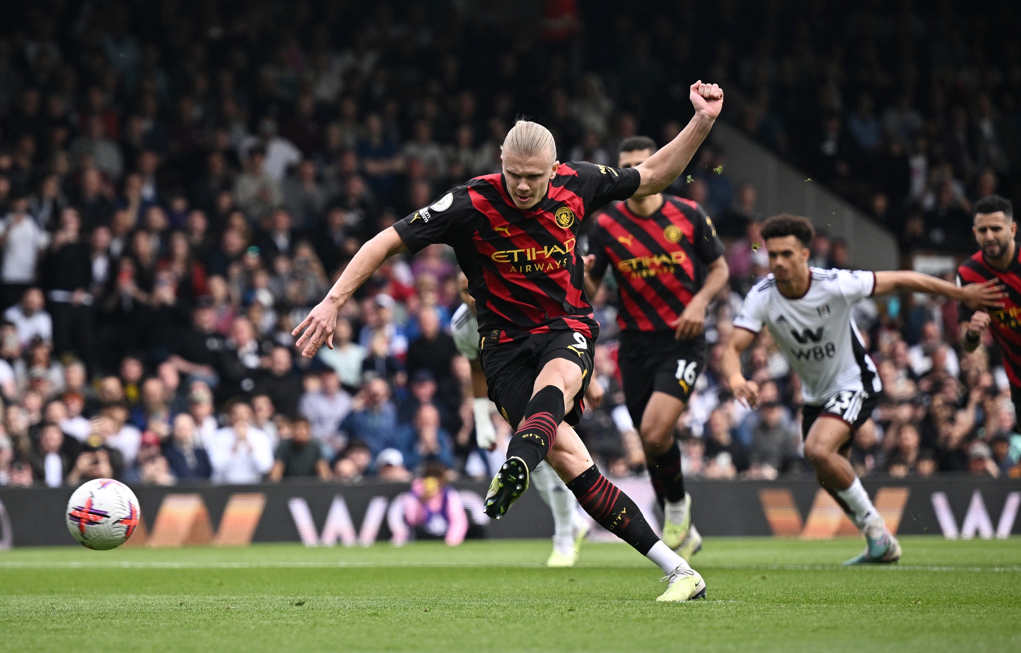 Haaland lập kỷ lục, Man City lên ngôi đầu Ngoại hạng Anh - Báo Người lao  động