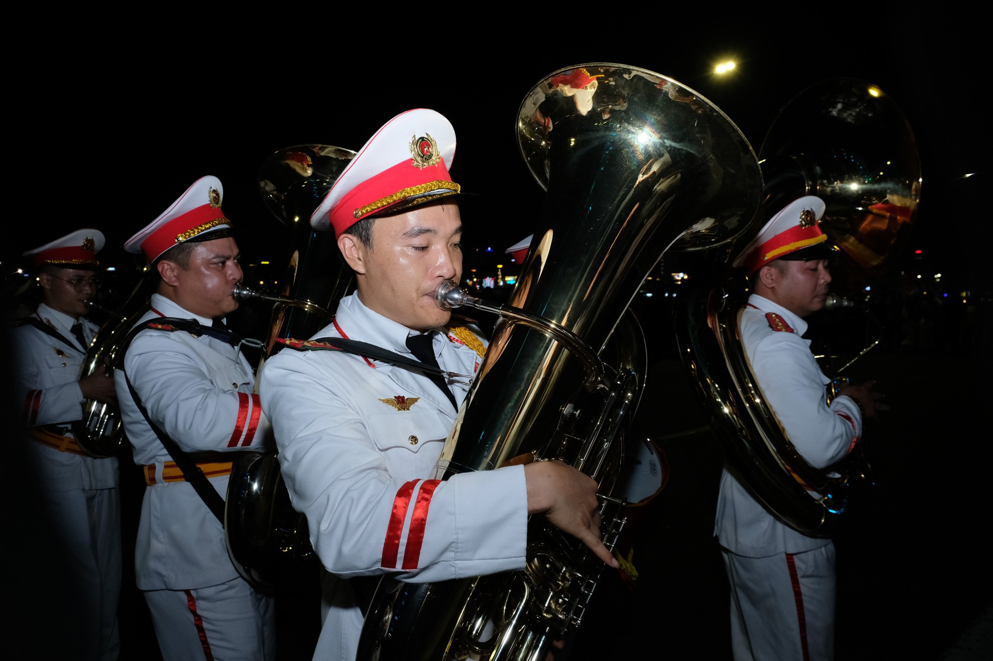 Đoàn nghi lễ Công an nhân dân biểu diễn trên đường phố Đà Nẵng - Ảnh 3.