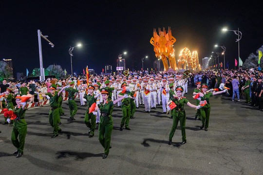 Đoàn nghi lễ Công an nhân dân biểu diễn trên đường phố Đà Nẵng - Ảnh 1.
